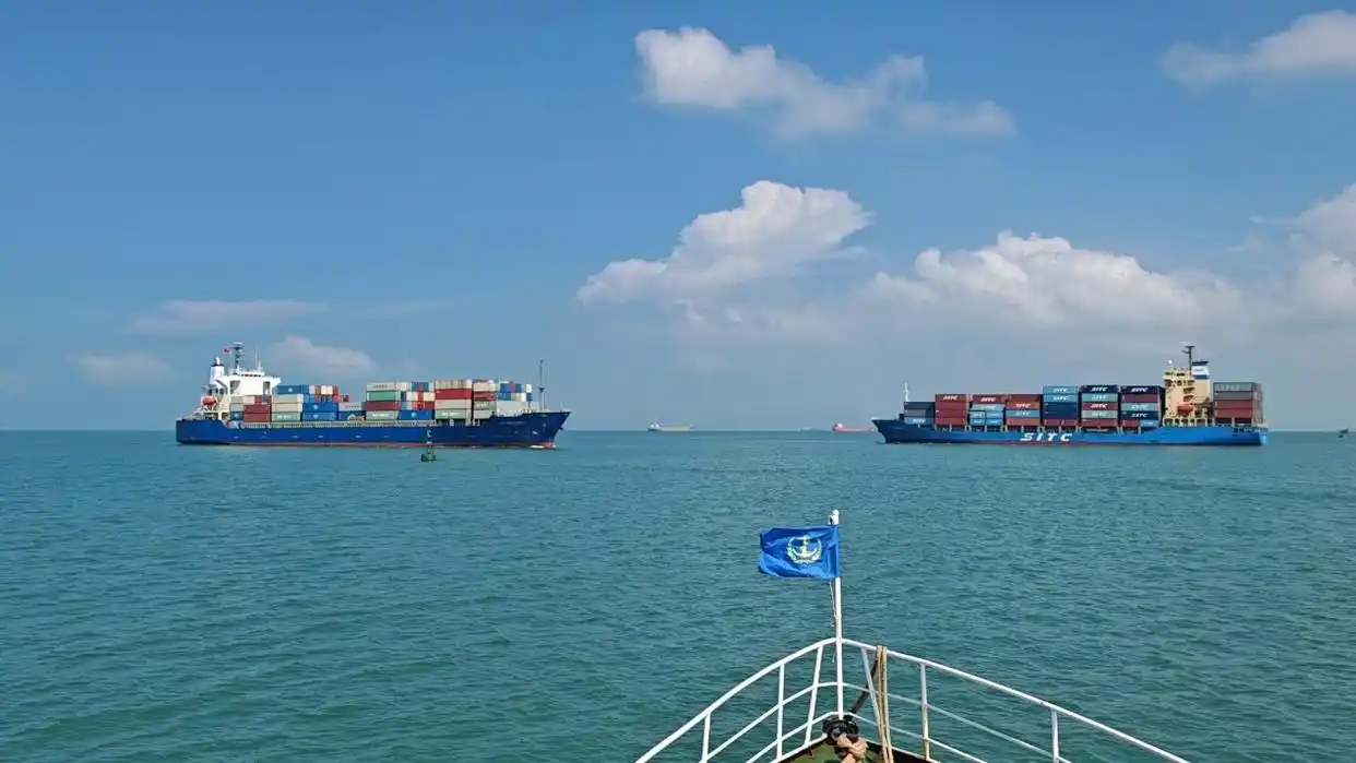 洋浦港实现万吨级船舶双向通航，，，，，，，，货物周转效率显著提升