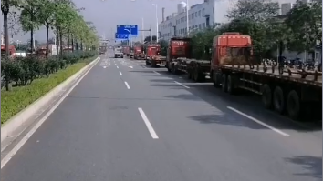 海运价格连跌23周，，，，，大量空箱堆积港口！集装箱物流司机提前回老家过年