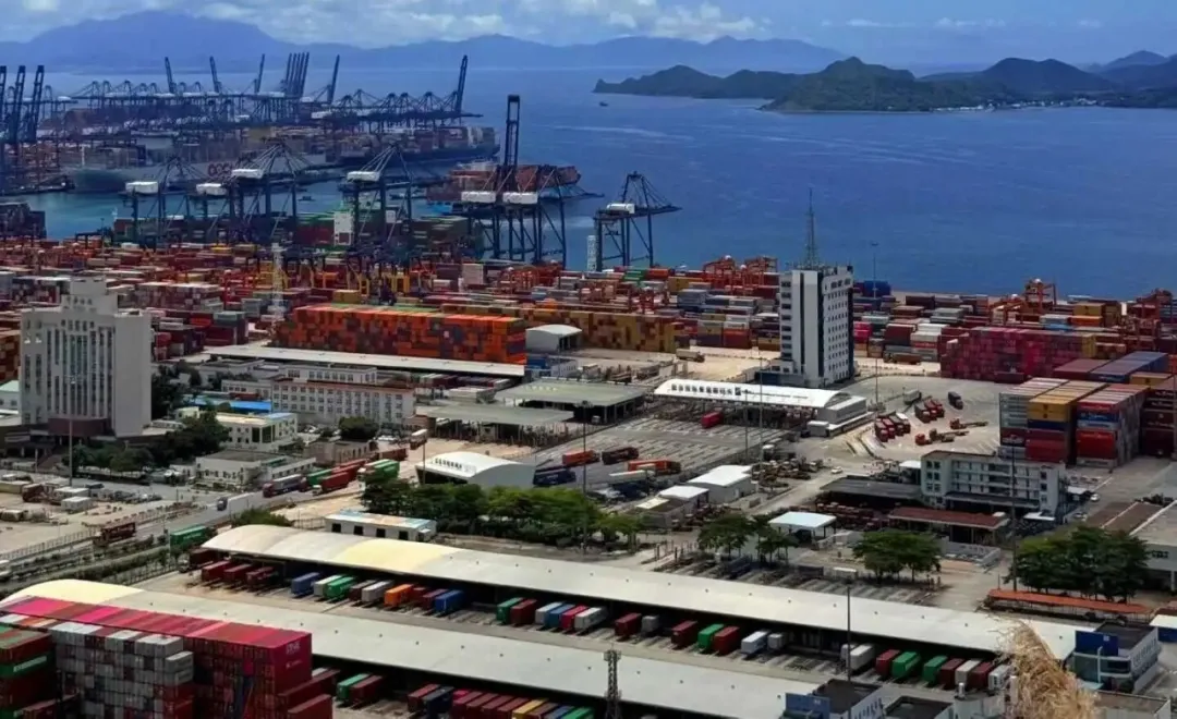 苹果17跨洋而来，，，，，，，集装箱的“硬核”之旅